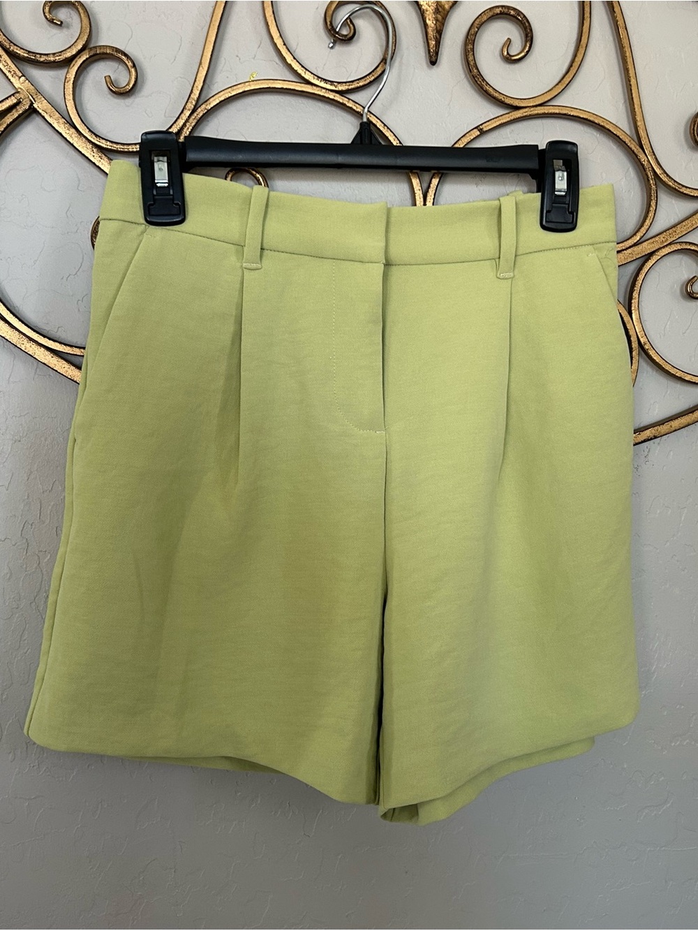 Abercrombie & Fitch Light Green High-Rise Pleated Women's Shorts